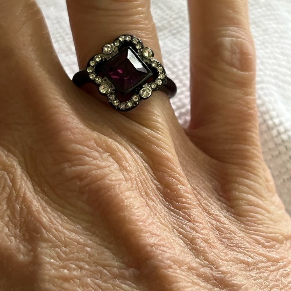 Elegant Black and Purple Gemstone Ring